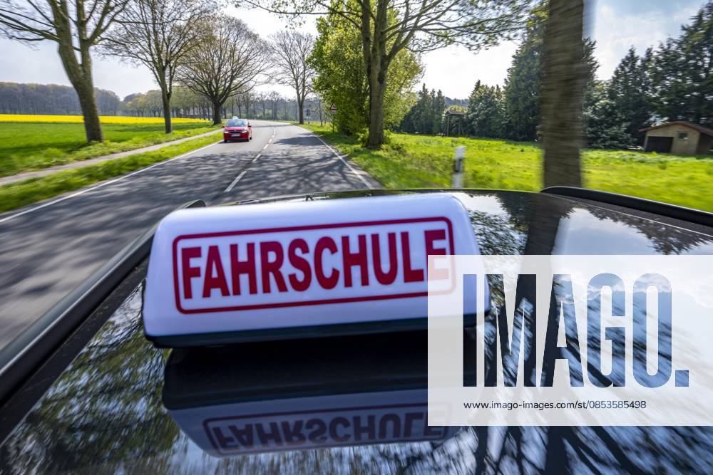 Symbolbild Fahrschule, Fahrt auf einer Landstraße, Fahrschule