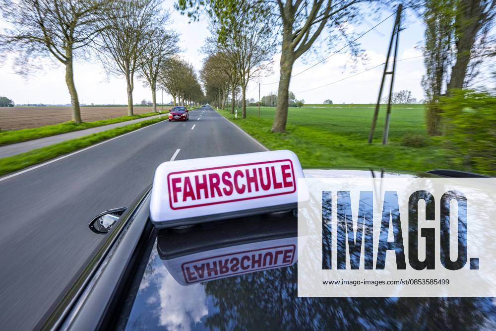 Symbolbild Fahrschule, Fahrt auf einer Landstraße, Fahrschule