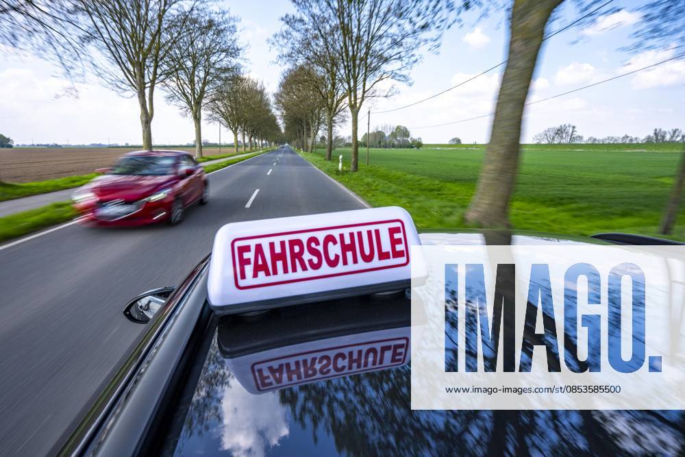 Symbolbild Fahrschule, Fahrt auf einer Landstraße, Fahrschule