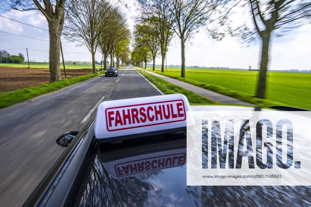Symbolbild Fahrschule, Fahrt auf einer Landstraße, Fahrschule