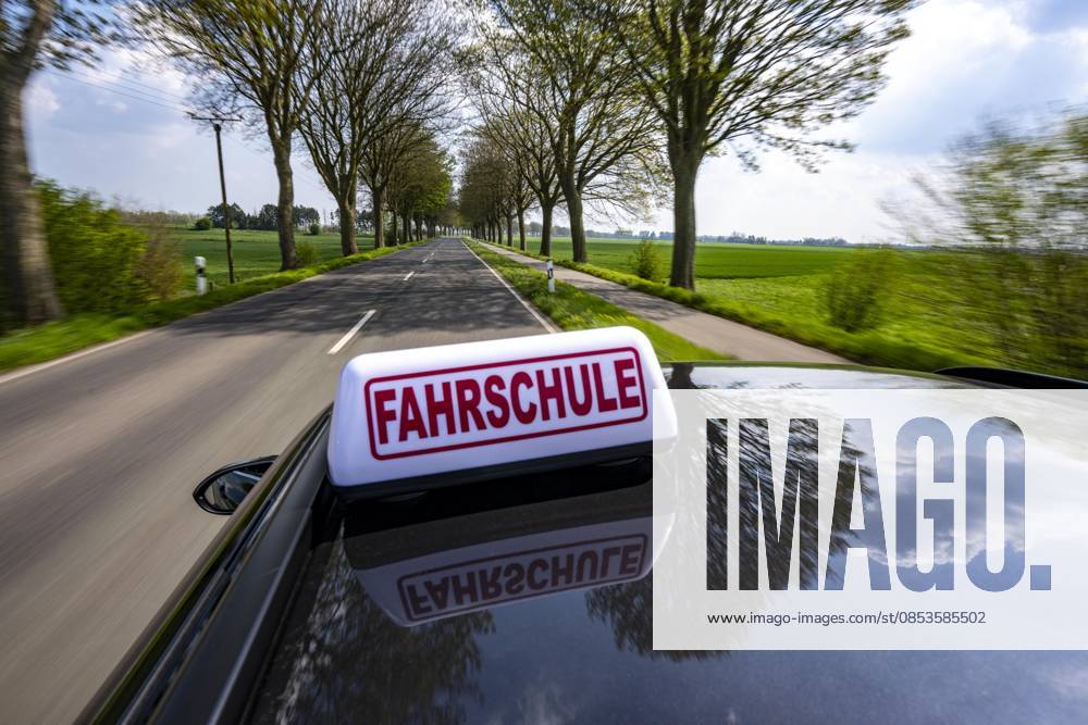 Symbolbild Fahrschule, Fahrt auf einer Landstraße, Fahrschule