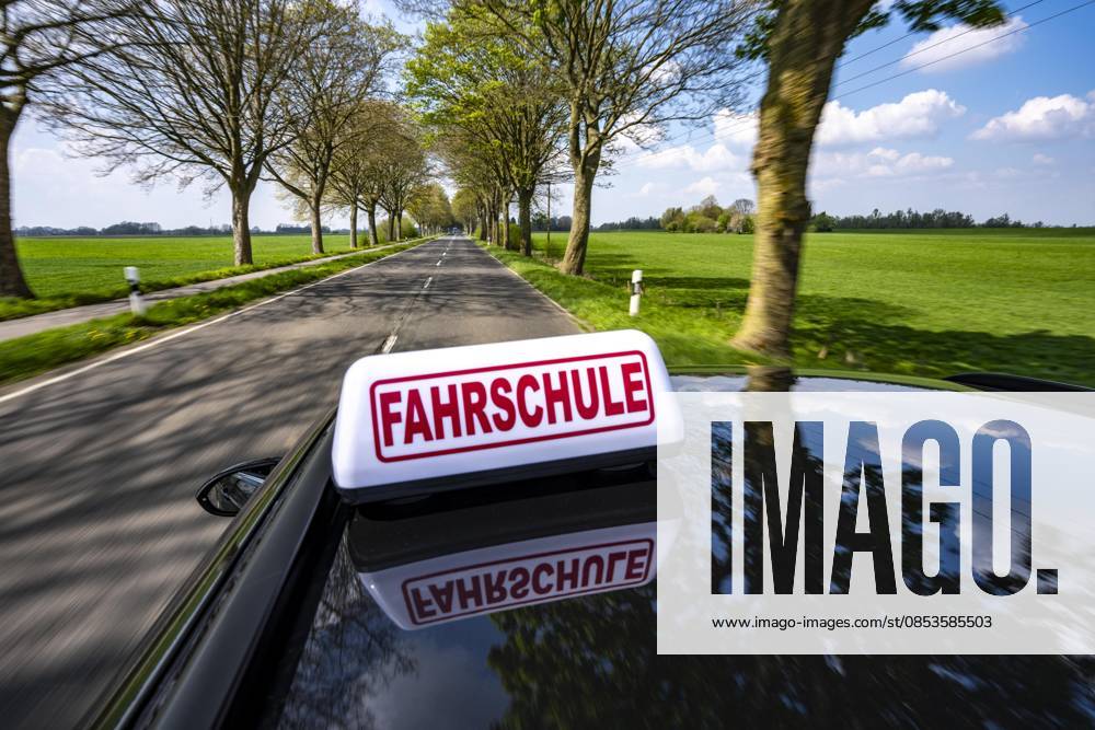 Symbolbild Fahrschule, Fahrt auf einer Landstraße, Fahrschule