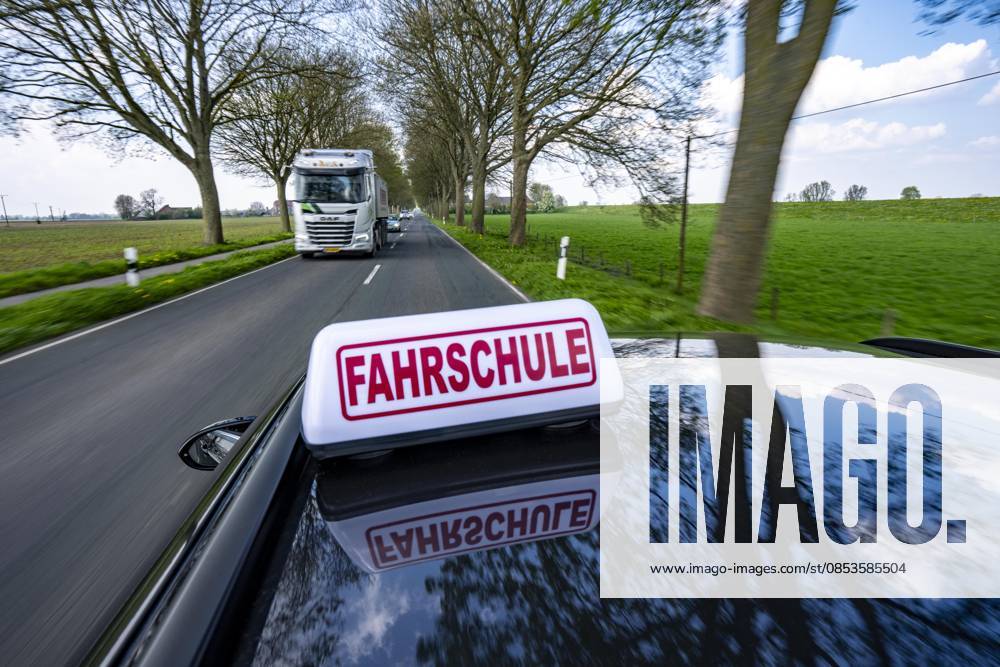 Symbolbild Fahrschule, Fahrt auf einer Landstraße, Fahrschule