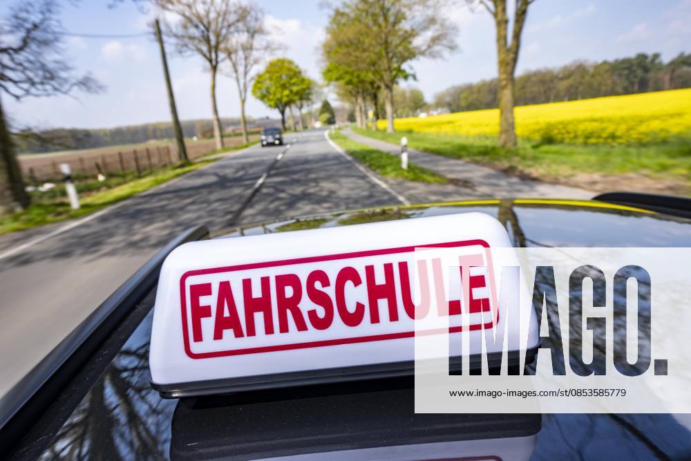 Symbolbild Fahrschule, Fahrt auf einer Landstraße, Fahrschule