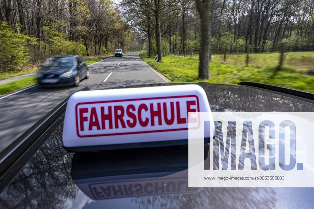 Symbolbild Fahrschule, Fahrt auf einer Landstraße, Fahrschule