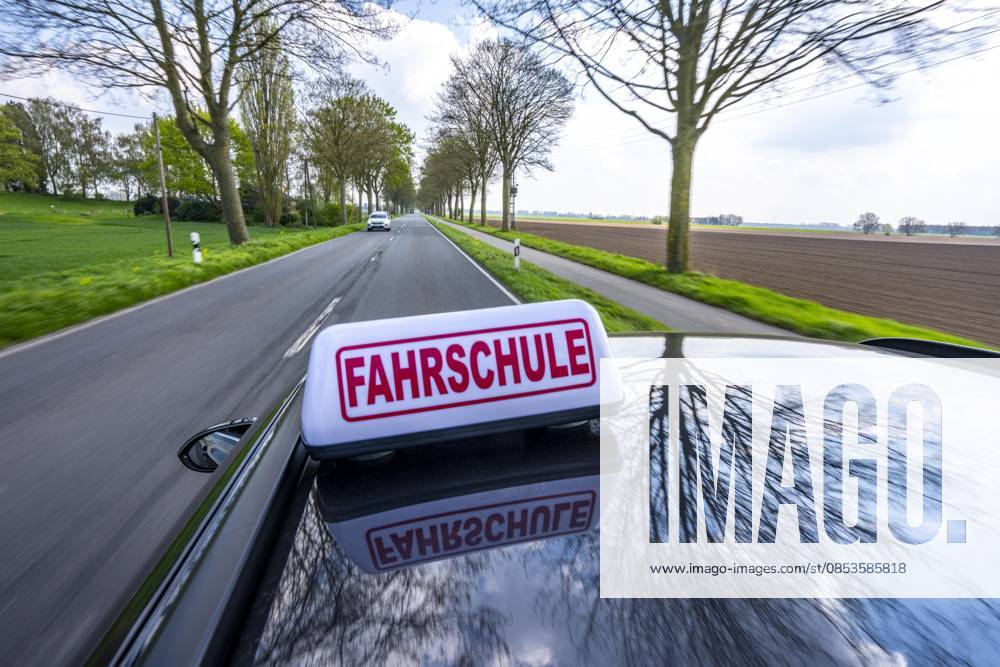 Symbolbild Fahrschule, Fahrt auf einer Landstraße, Fahrschule