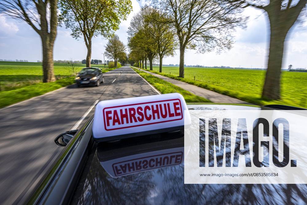 Symbolbild Fahrschule, Fahrt auf einer Landstraße, Fahrschule