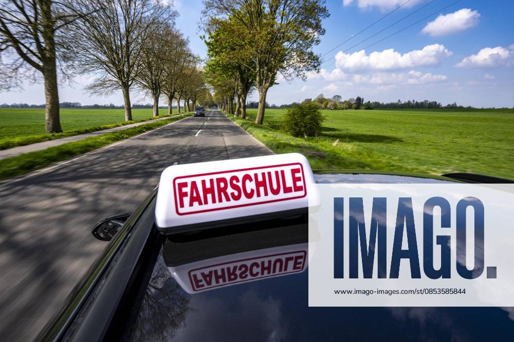 Symbolbild Fahrschule, Fahrt auf einer Landstraße, Fahrschule