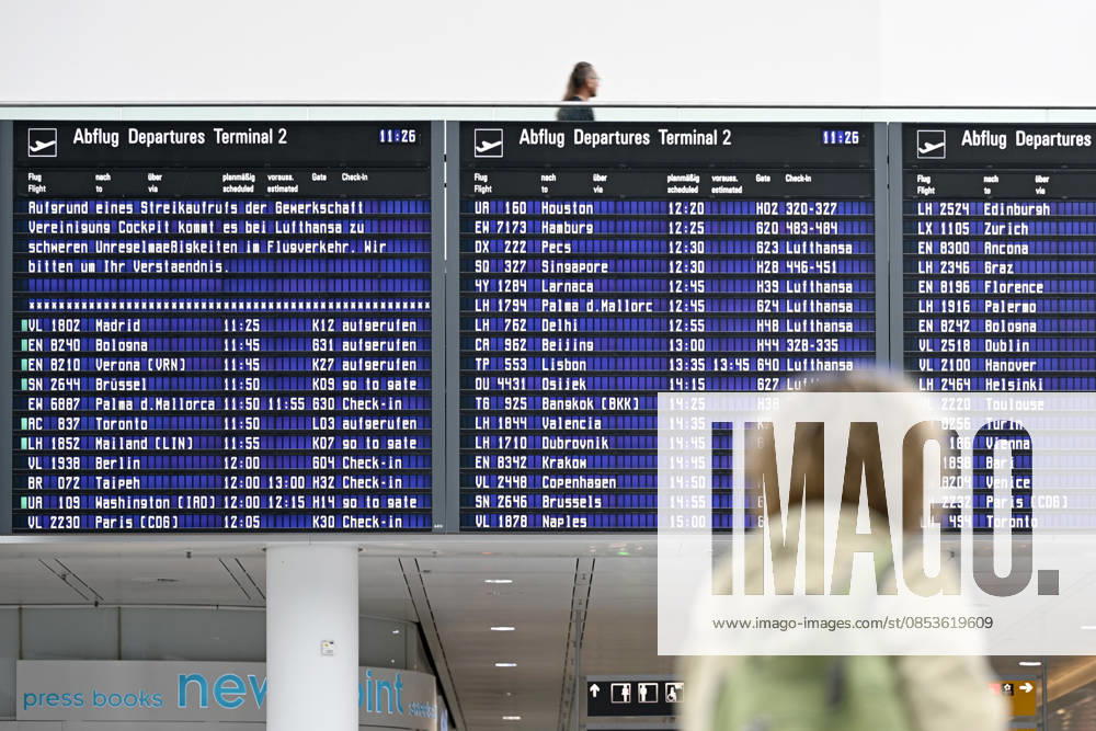 Ein Fluggast wartet vor einer Anzeigetafel mit Lufthansa-Flügen zu sehen am Rande der Eröffnung des Terminal 1-Pier am Flughafen München Franz Josef Strauß. (Themenbild, Symbolbild) München, 13.04.2026 Bayern Deutschland