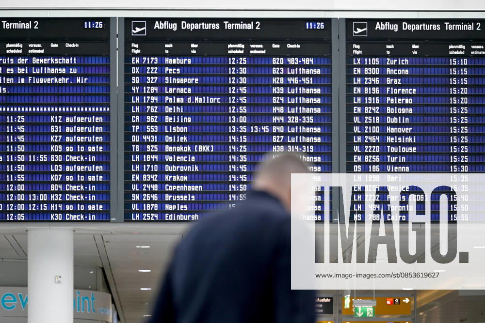 Ein Fluggast wartet vor einer Anzeigetafel mit Lufthansa-Flügen zu sehen am Rande der Eröffnung des Terminal 1-Pier am Flughafen München Franz Josef Strauß. (Themenbild, Symbolbild) München, 13.04.2026 Bayern Deutschland