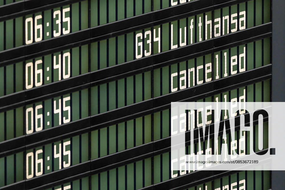 Streikaufruf der UFO für das Kabinenpersonal der Deutschen Lufthansa AG, München, 15.04.2026 Detailaufnahme einer Anzeigetafel am Flughafen München mit Lufthansa-Flügen und dem Hinweis cancelled. Die Aufnahme dokumentiert gestrichene Verbindungen im Zusammenhang mit dem Streik des Kabinenpersonals und der Piloten bei Lufthansa. Schwaig Flughafen München Bayern Deutschland