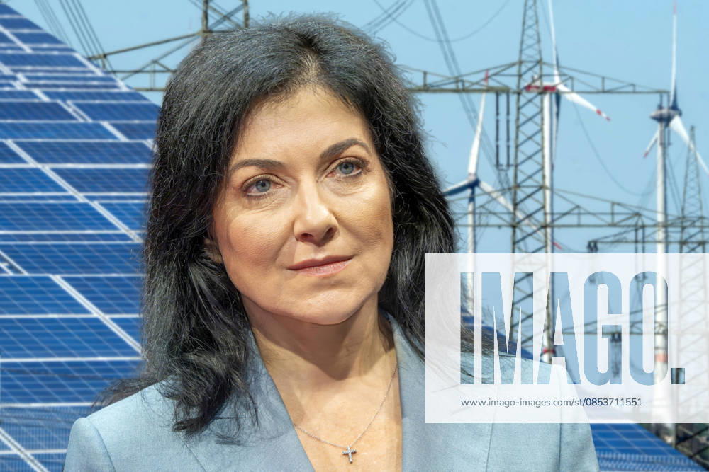 Katherina Reiche, Bundswirtschaftsministerin, CDU, Symbolfoto Reiches umstrittene Energiepolitik, Reiche vor Solarfeldern und Windrädern, FOTOMONTAGE, April 2026 Deutschland, April 2026, Katherina Reiche, Bundswirtschaftsministerin, CDU, Thema Reiches umstrittene Energiepolitik, Vorwurf Reiche bremse den Ausbau erneuerbarer Energien, Wind- und Solarenergie würden benachteiligt, fossile Energien begünstigt, die Energiewende blockiert, Symbolfoto, FOTOMONTAGE aus drei eigenen Fotos, Reiche vor Solarfeldern, Windrädern und Strommmasten, Windkraft, Photovoltaik, Windenergie, Klimapolitik, Klimawandel, Stromerzeugung,