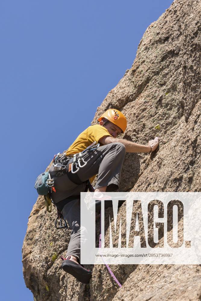Älterer männlicher Kletterer, gut ausgestattet mit Kameras und Karabinern, klettert auf Turtle Rocks in der Nähe von Buena Vista, Colorado Senior male climber well equipped with cams and caribiners climbing on Turtle Rocks near Buena Vista Colorado