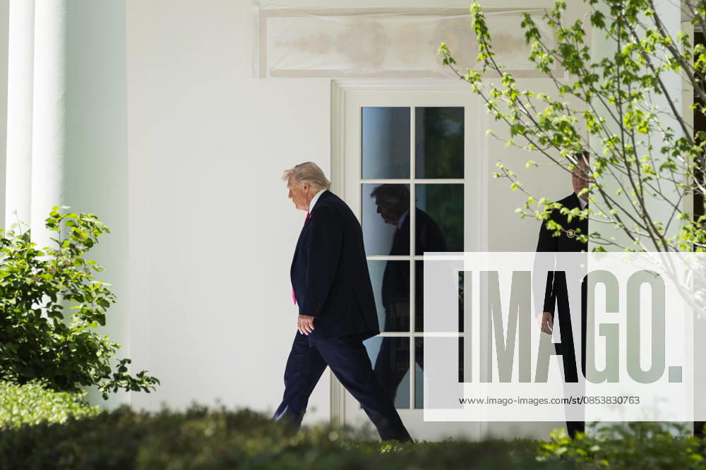 DC: President Trump Departs the White House United States President Donald J Trump exits the Oval Office of the White House before departing on Marine One, in Washington, D.C., on Thursday, April 16, 2026. President Trump is traveling to Las Vegas, Nevada for an event highlighting Republican tax policies after the April 15 tax deadline. Credit: CNP AdMedia Washington District of Columbia United States of America
