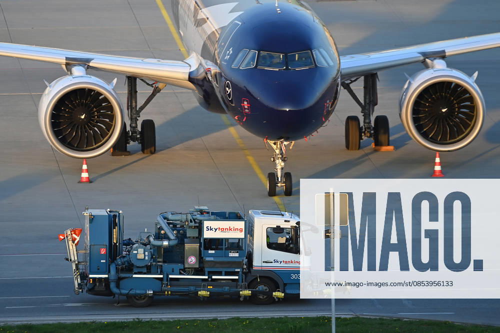 Tankfahrzeug mit Kerosin ,Sky Tanking, Kerosinmangel, betanken,tanken,auftanken. Abgestellte Lufthansa Maschine auf dem Vorfeld am Flughafen Franz Josef Strauss in Muenchen