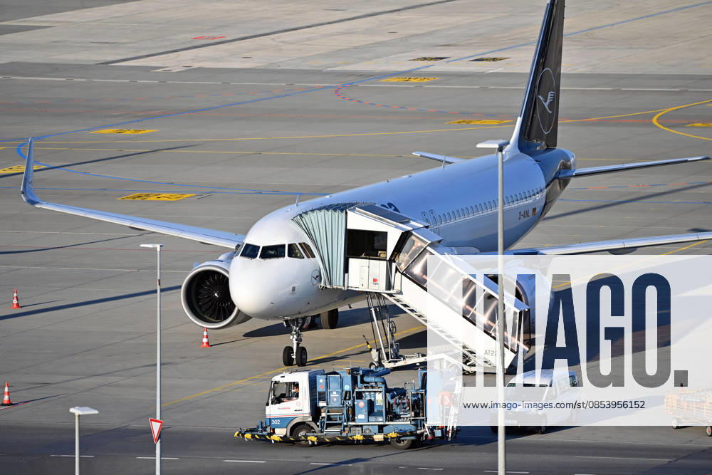 Tankfahrzeug mit Kerosin ,Sky Tanking, Kerosinmangel, betanken,tanken,auftanken. Abgestellte Lufthansa Maschine auf dem Vorfeld am Flughafen Franz Josef Strauss in Muenchen