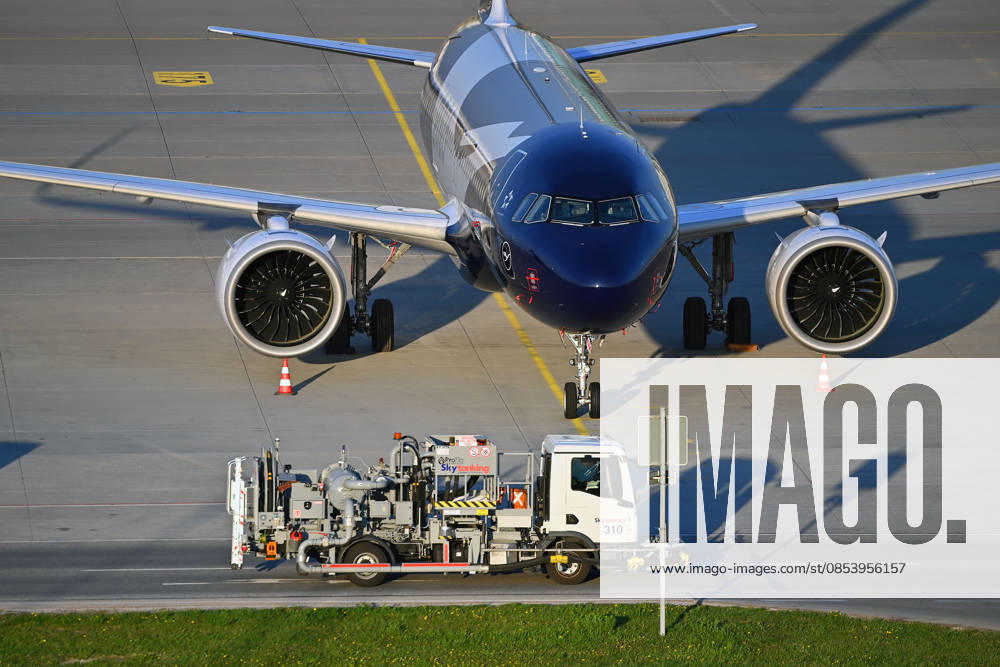 Tankfahrzeug mit Kerosin ,Sky Tanking, Kerosinmangel, betanken,tanken,auftanken. Abgestellte Lufthansa Maschine auf dem Vorfeld am Flughafen Franz Josef Strauss in Muenchen