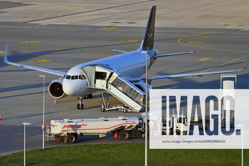 Tankfahrzeug mit Kerosin ,Sky Tanking, Kerosinmangel, betanken,tanken,auftanken. Abgestellte Lufthansa Maschine auf dem Vorfeld am Flughafen Franz Josef Strauss in Muenchen
