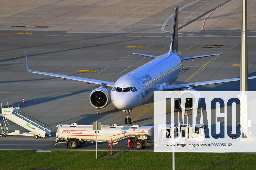Tankfahrzeug mit Kerosin ,Sky Tanking, Kerosinmangel, betanken,tanken,auftanken. Abgestellte Lufthansa Maschine auf dem Vorfeld am Flughafen Franz Josef Strauss in Muenchen