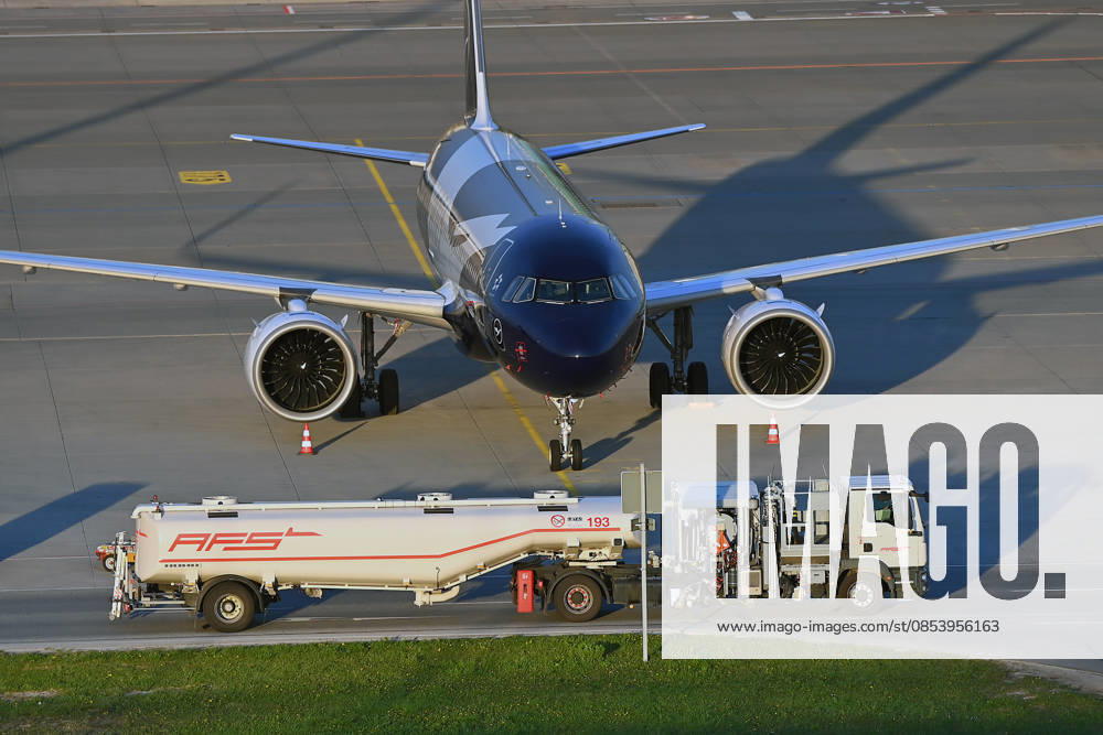 Tankfahrzeug mit Kerosin ,Sky Tanking, Kerosinmangel, betanken,tanken,auftanken. Abgestellte Lufthansa Maschine auf dem Vorfeld am Flughafen Franz Josef Strauss in Muenchen
