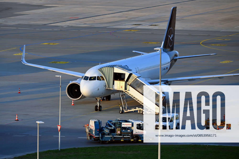 Tankfahrzeug mit Kerosin ,Sky Tanking, Kerosinmangel, betanken,tanken,auftanken. Abgestellte Lufthansa Maschine auf dem Vorfeld am Flughafen Franz Josef Strauss in Muenchen