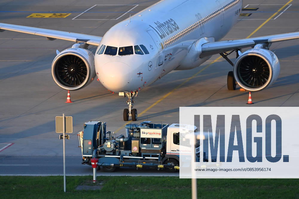 Tankfahrzeug mit Kerosin ,Sky Tanking, Kerosinmangel, betanken,tanken,auftanken. Abgestellte Lufthansa Maschine auf dem Vorfeld am Flughafen Franz Josef Strauss in Muenchen