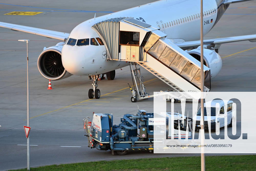 Tankfahrzeug mit Kerosin ,Sky Tanking, Kerosinmangel, betanken,tanken,auftanken. Abgestellte Lufthansa Maschine auf dem Vorfeld am Flughafen Franz Josef Strauss in Muenchen