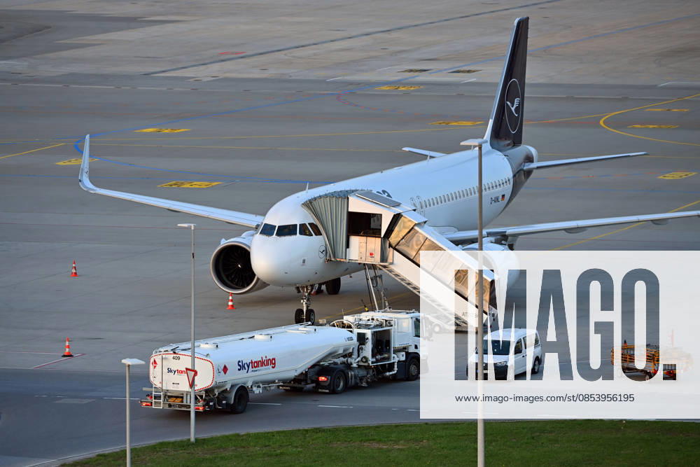 Tankfahrzeug mit Kerosin ,Sky Tanking, Kerosinmangel, betanken,tanken,auftanken. Abgestellte Lufthansa Maschine auf dem Vorfeld am Flughafen Franz Josef Strauss in Muenchen