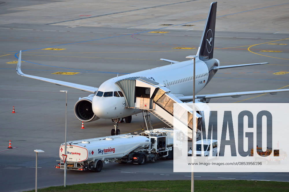 Tankfahrzeug mit Kerosin ,Sky Tanking, Kerosinmangel, betanken,tanken,auftanken. Abgestellte Lufthansa Maschine auf dem Vorfeld am Flughafen Franz Josef Strauss in Muenchen