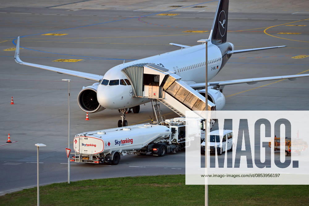 Tankfahrzeug mit Kerosin ,Sky Tanking, Kerosinmangel, betanken,tanken,auftanken. Abgestellte Lufthansa Maschine auf dem Vorfeld am Flughafen Franz Josef Strauss in Muenchen