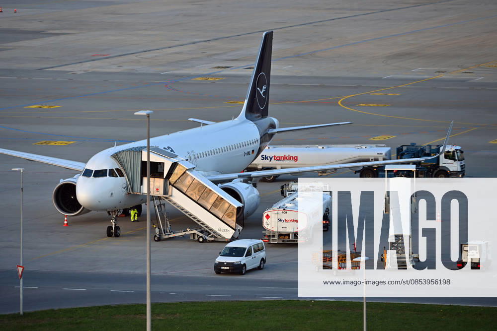 Tankfahrzeug mit Kerosin ,Sky Tanking, Kerosinmangel, betanken,tanken,auftanken. Abgestellte Lufthansa Maschine auf dem Vorfeld am Flughafen Franz Josef Strauss in Muenchen