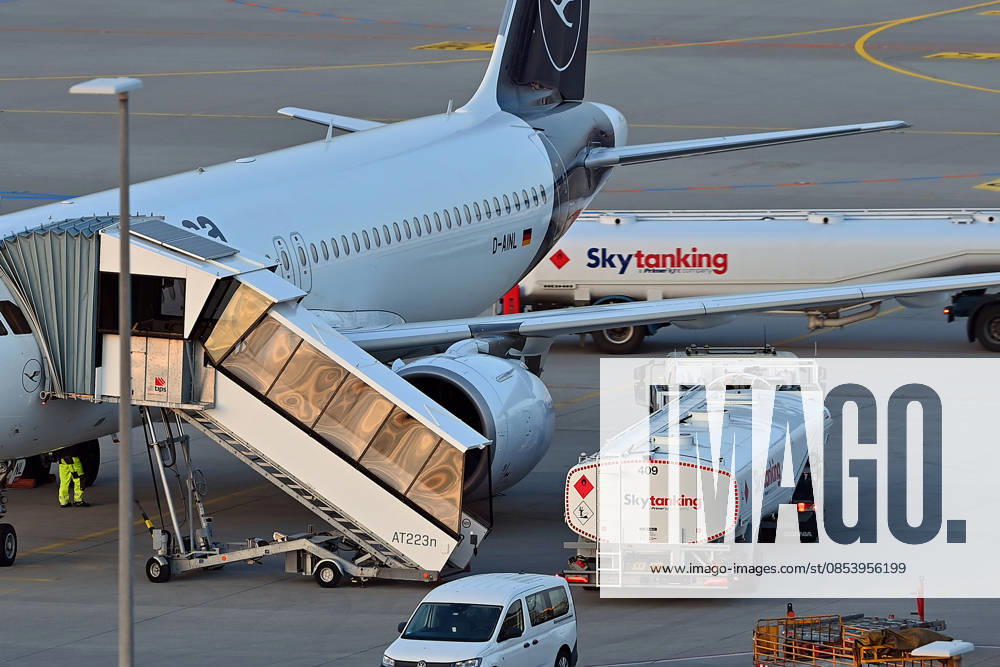 Tankfahrzeug mit Kerosin ,Sky Tanking, Kerosinmangel, betanken,tanken,auftanken. Abgestellte Lufthansa Maschine auf dem Vorfeld am Flughafen Franz Josef Strauss in Muenchen