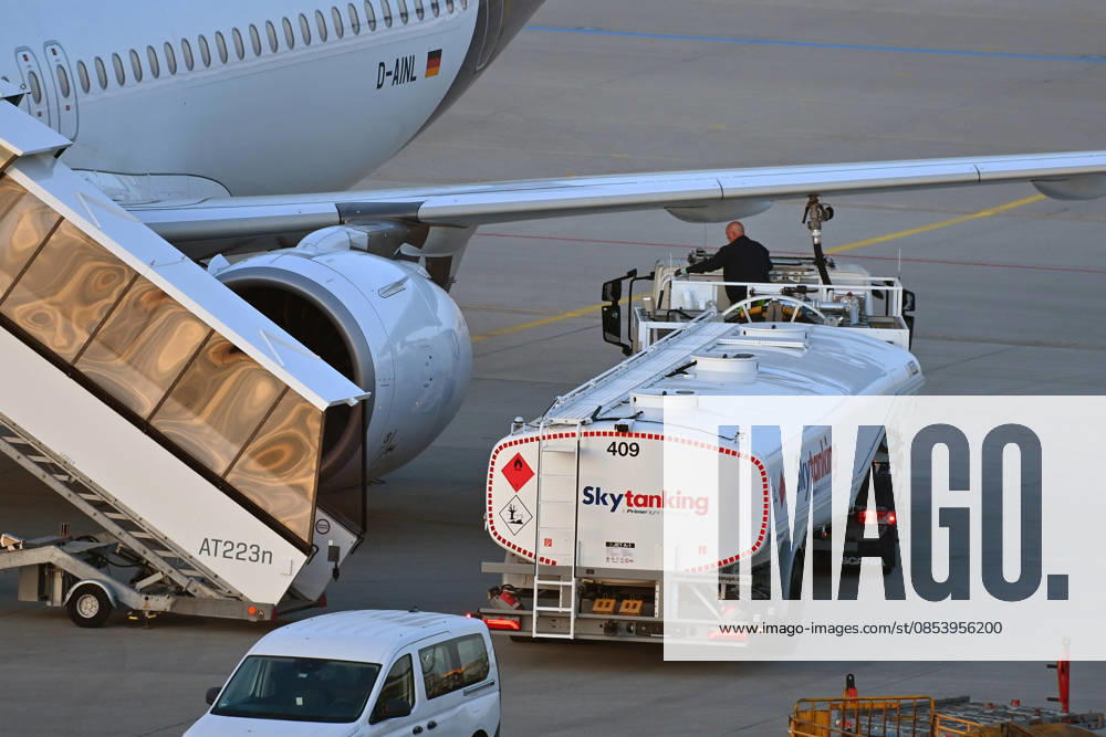 Tankfahrzeug mit Kerosin ,Sky Tanking, Kerosinmangel, betanken,tanken,auftanken. Abgestellte Lufthansa Maschine auf dem Vorfeld am Flughafen Franz Josef Strauss in Muenchen