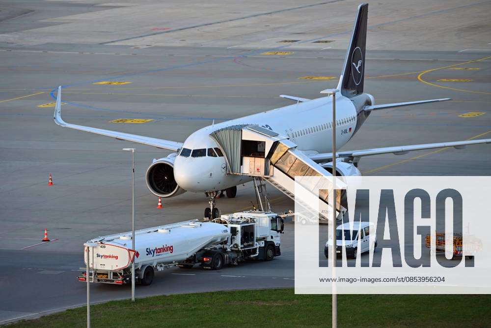 Tankfahrzeug mit Kerosin ,Sky Tanking, Kerosinmangel, betanken,tanken,auftanken. Abgestellte Lufthansa Maschine auf dem Vorfeld am Flughafen Franz Josef Strauss in Muenchen