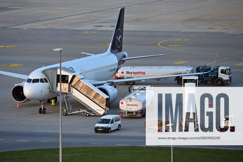 Tankfahrzeug mit Kerosin ,Sky Tanking, Kerosinmangel, betanken,tanken,auftanken. Abgestellte Lufthansa Maschine auf dem Vorfeld am Flughafen Franz Josef Strauss in Muenchen