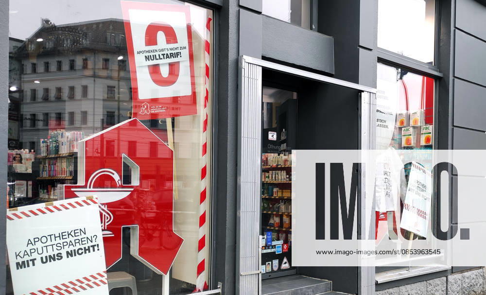 Berlin - Deutschland. Plakate im Schaufenster weisen auf die Situation der Apotheken hin.