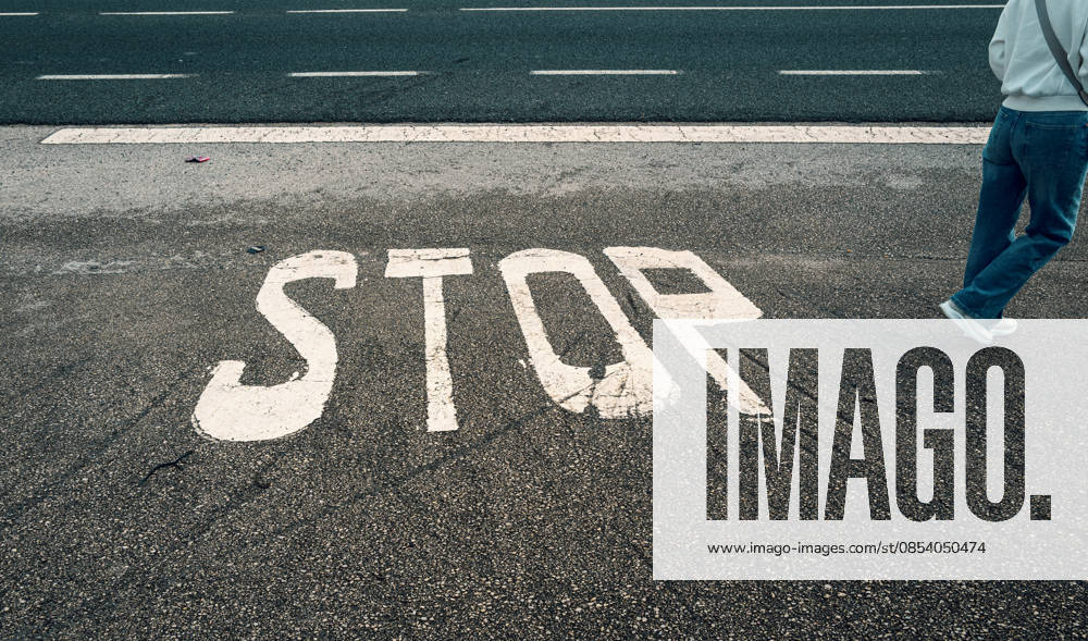 Weine Stop Markierung auf grauem Asphalt, Mallorca, Spanien.
