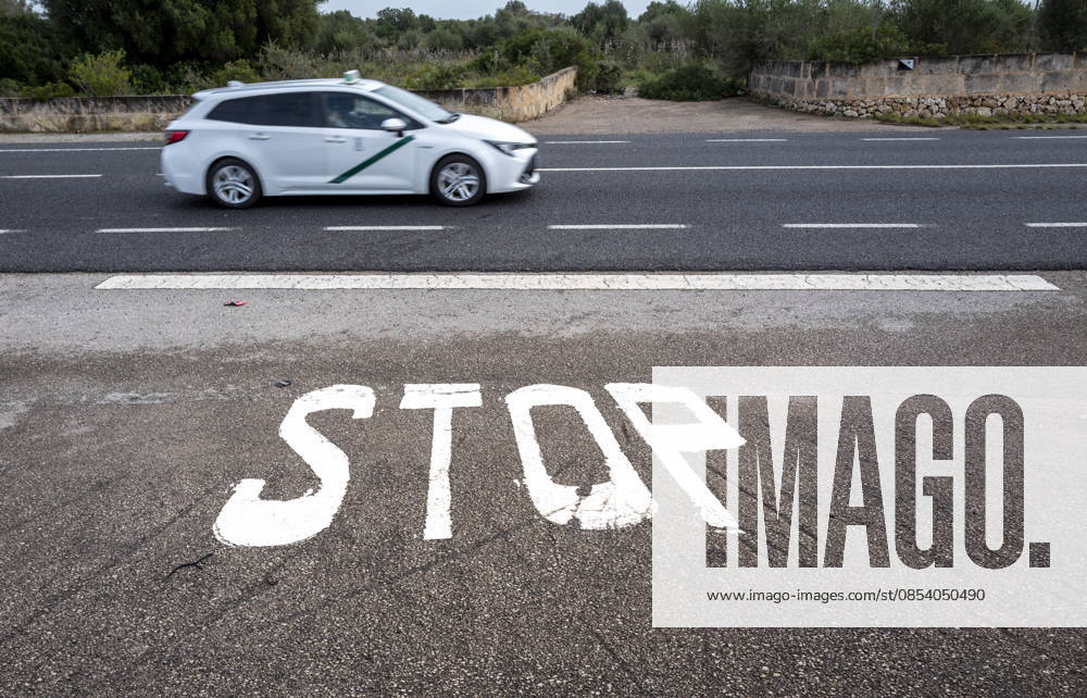 Weine Stop-Markierung auf grauem Asphalt, Mallorca, Spanien.