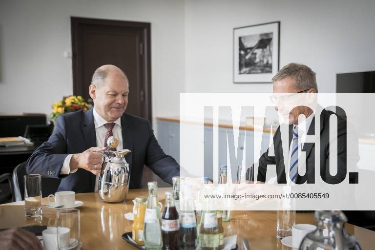 Bundesfinanzminister Olaf Scholz (L), SPD, trifft sich mit Boris Vujcic, Gouverneur der Kroatischen Zentralbank, in Berlin, 11.09.2018. Berlin Germany