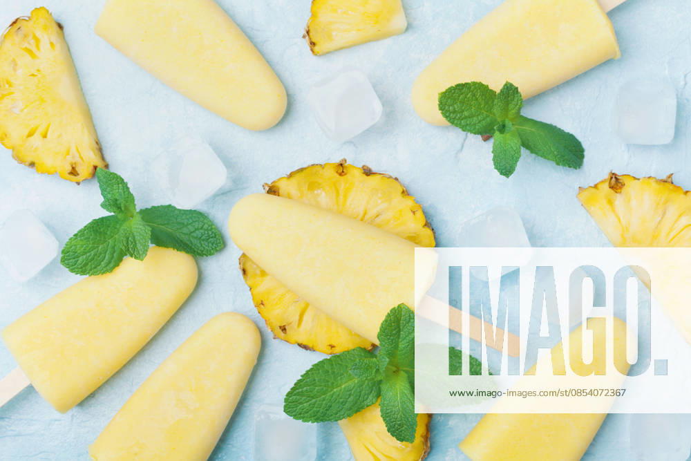 Selbstgemachtes Ananas-Eis oder Eis am Stiel von oben gesehen. Erfrischende Sommer-Süßigkeiten. Gefrorenes Fruchtmark. Homemade pineapple ice cream or popsicles top view. Summer refreshing sweets. Frozen fruit pulp. (License=RF)