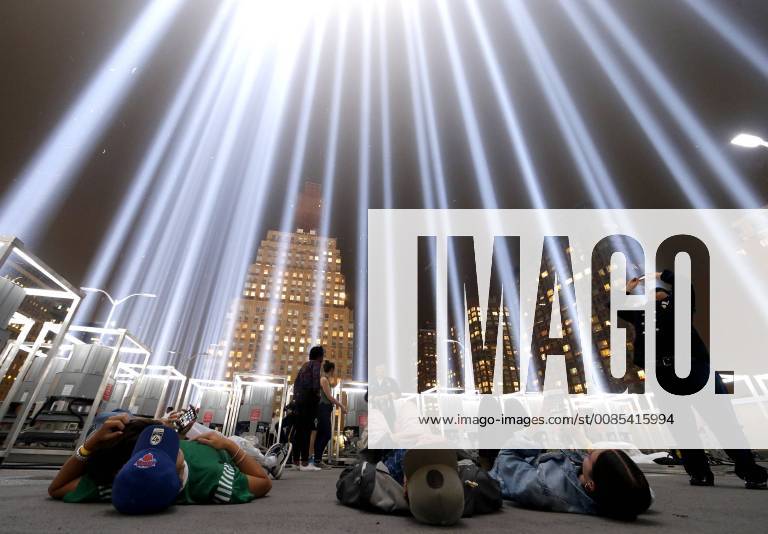 New York, Gedenken an die Terroranschläge des 11. September 2001 am Ground Zero People lie down in the center of one of the Twin Towers Tribute In Light art installations in Lower Manhattan near One World Trade Center on the 17th anniversary of the terrorist attacks on the World Trade Center at Ground Zero in New York City on September 11, 2018. NYP20180911155 JOHNxANGELILLO