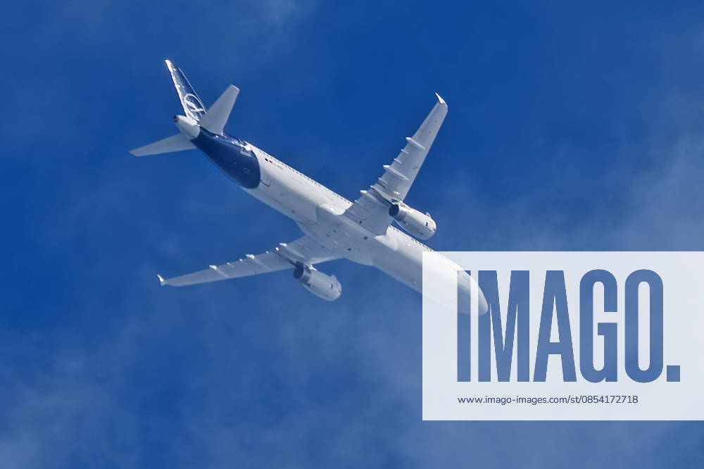 Lufthansa Airbus A320 am Himmel über München, Airbus A320 fliegt in eine Wolke, Symbolfoto Kerosinmangel, Parsdorf bei München, April 2026 Deutschland, Parsdorf bei München, April 2026, Lufthansa Maschine am Himmel über München, Flugzeug vor blauweißem bayerischen Himmel, fliegt in eine Wolke, Airbus A320, zwei Triebwerke, Blick von unten, Symbolfoto Kerosinmangel, Flugverkehr, Linienflüge, Fluggesellschaft, Verkehr, Bayern,