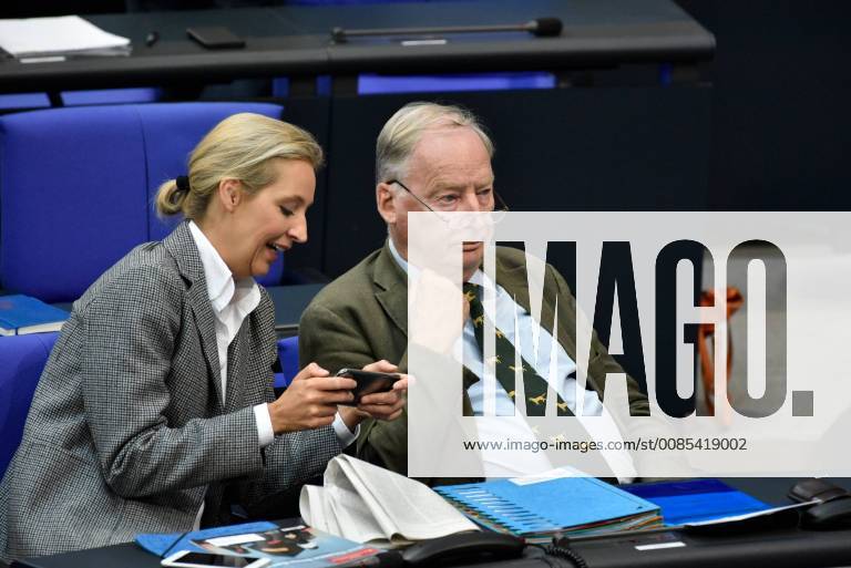 Germany, Berlin - 12.09.2018 Alice Weidel (r, AfD) und Alexander Gauland unterhalten sich w??hrend der 48. Sitzung des Bundestags.