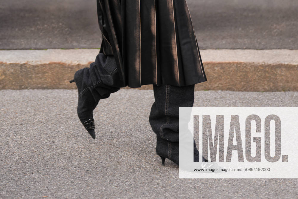 Mailand, Italien ? 24. Februar 2026: Eine Frau trägt Schuhe von Diesel. Details zum Outfit, Streetstyle-Look Milan, Italy - February, 24, 2026: woman wears Diesel shoes. Fashion outfit details, street style look accessory (License=RM)