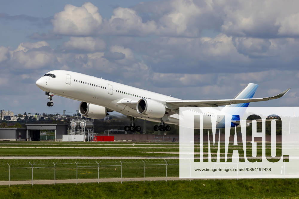 Flughafen Stuttgart STR EDDS. Manfred Rommel Airport. Flugzeug beim Start. LUFTFAHRZEUGKENNZEICHEN: D-AKAY, K5-Aviation, Airbus A350-900. 20.04.2026, Stuttgart, Baden-Württemberg, Deutschland