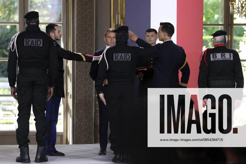 Decoration Ceremony For The Police Forces Who Intervened At The Bataclan - Paris France s President, Emmanuel Macron decorates police officers after awarding them during a ceremony to honour the police officers who intervened in the Bataclan concert hall on November 13, 2015 s attacks, at the Elysee Palace in Paris, on April 21, 2026. ? Stephane Lemouton SIPA LEMOUTONSTEPHANE_260421A039 Credit:Stephane Lemouton SIPA 2604211425 Photo by Stephane Lemouton Pool ABACAPRESS.COM Paris France