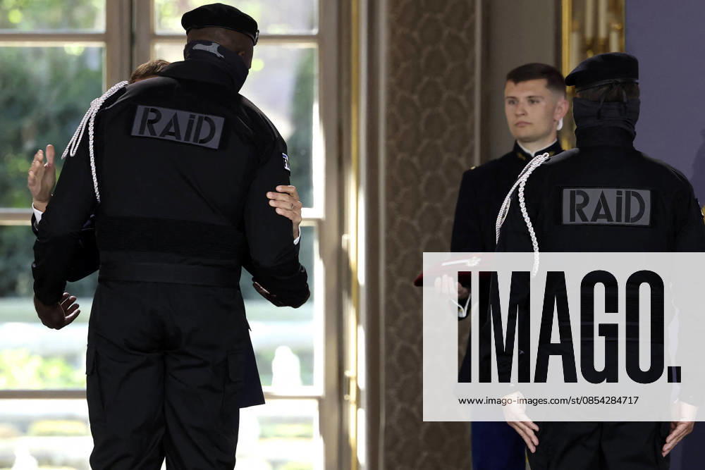 Decoration Ceremony For The Police Forces Who Intervened At The Bataclan - Paris France s President, Emmanuel Macron decorates police officers after awarding them during a ceremony to honour the police officers who intervened in the Bataclan concert hall on November 13, 2015 s attacks, at the Elysee Palace in Paris, on April 21, 2026. ? Stephane Lemouton SIPA LEMOUTONSTEPHANE_260421A041 Credit:Stephane Lemouton SIPA 2604211425 Photo by Stephane Lemouton Pool ABACAPRESS.COM Paris France