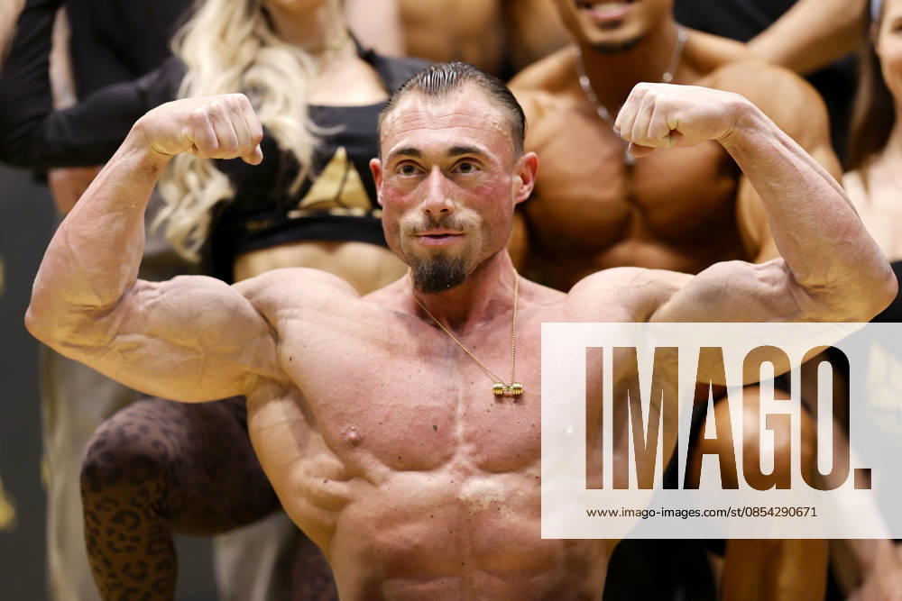 Bodybuilder Chris Baumann am Stand von PEAK auf der Internationalen Leitmesse für Fitness, Wellness und Gesundheit, sowie Bodybuilding, Kraftsport und Kampfsport FIBO 2026 in der Koelnmesse. Köln, 19.04.2026 NRW Deutschland