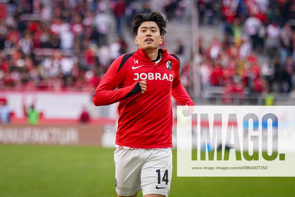 Deutschland: Fussball Bundesliga 2025 - 2026, 30. Spieltag - SC Freiburg vs 1. FC Heidenheim - Europa-Park-Stadion (Freiburg): Yuito Suzuki (SC Freiburg, 14)