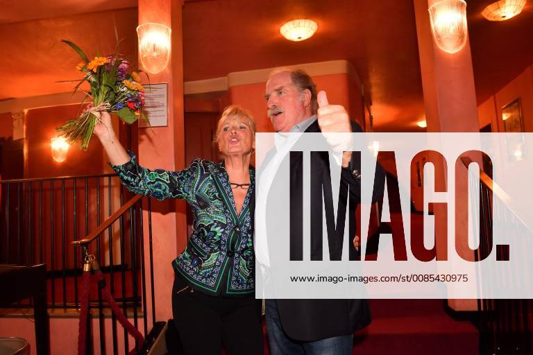 Mona Freiberg mit Ehemann Bernd Helfrich, Premiere Landeier - Bauern suchen Frauen Komoedie im Bayerischen Hof Theater München 12. September 2018
